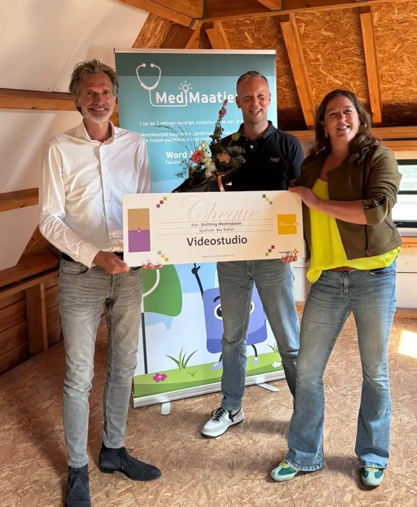 De Vinci Foundation overhandigt een cheque aan Stichting MediMaatjes